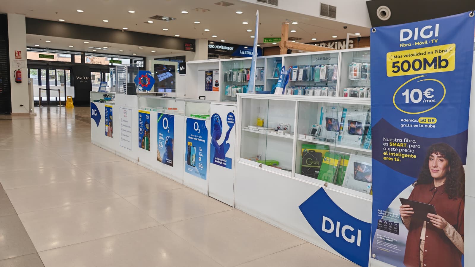 Interior de la tienda MyFone SAT en Centro Comercial Montecarmelo